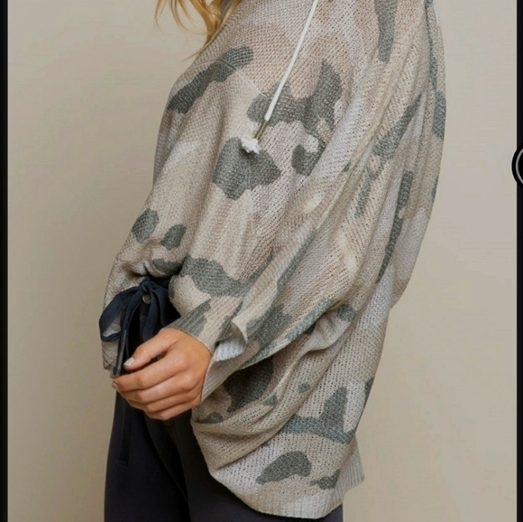 HOODED LIGHT WEIGHT CAMO TOP - Picture 3 of 6
